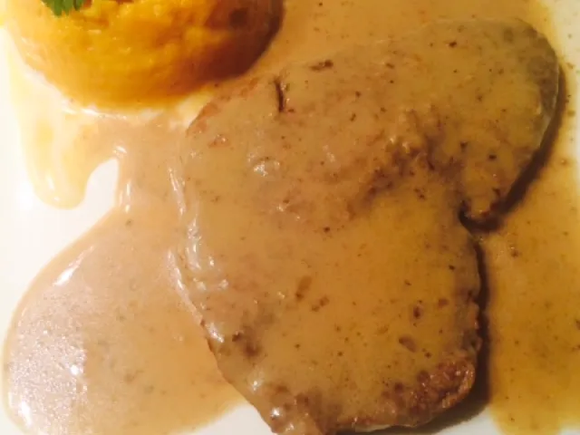 Rindsschnitzerl in Rotweinsauce