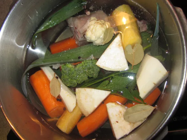 RINDSKNOCHENSUPPE im Schnellkochtopf