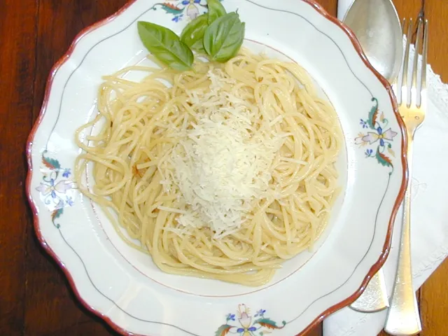 Ilses scharfe Nudeln (Spaghetti con aglio, olio e peperoncino)