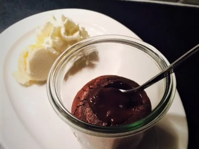 Einfacher Schokokuchen mit flüssigen Kern