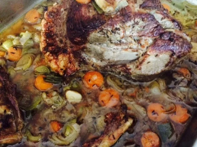 Schopfbraten mit würzigen Safterl