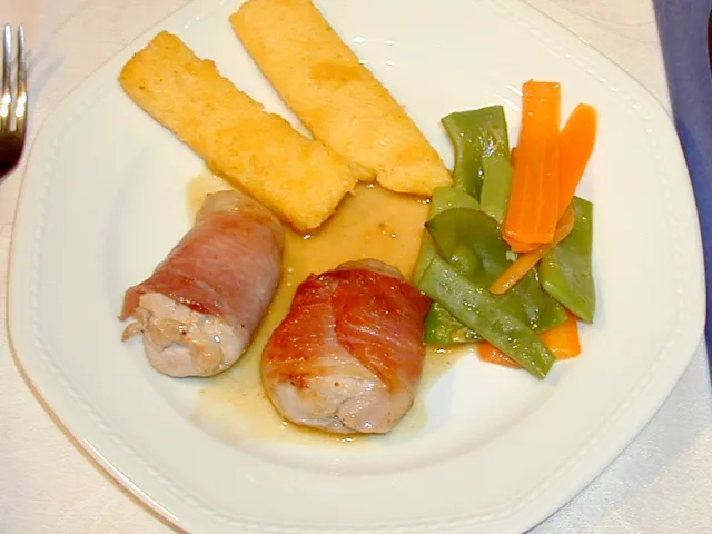 Schweinsmedaillons im Rohschinkenmantel