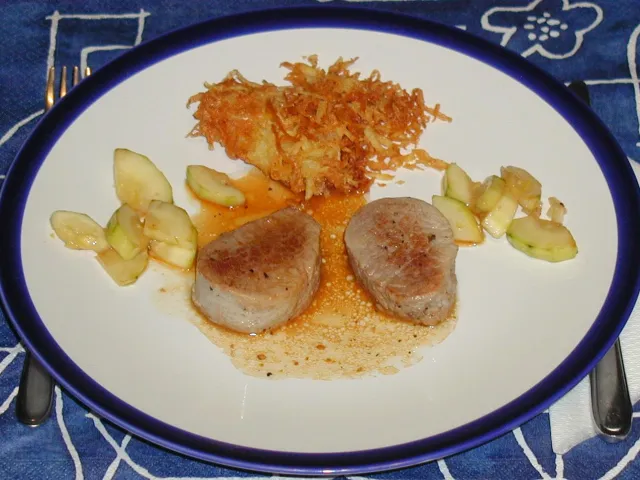 Schweinsmedaillons mit Strohkartoffeln