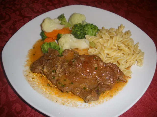 Pikantes Senfschnitzerl mit Gemüse und Nudeln