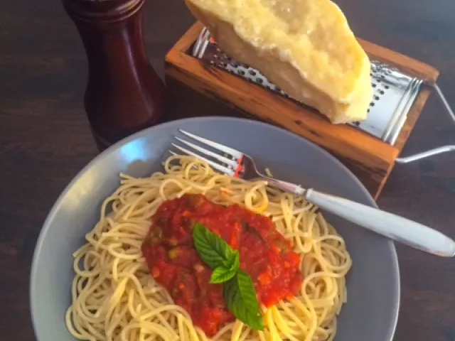 Nudeln mit Tomaten- Minze Sauce