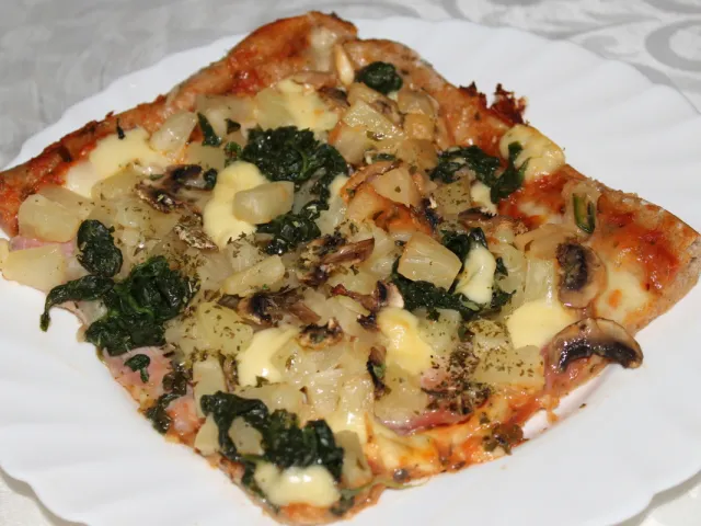 Spinaci-Pizza (Pizza mit Spinat, Schinken und Champignons)