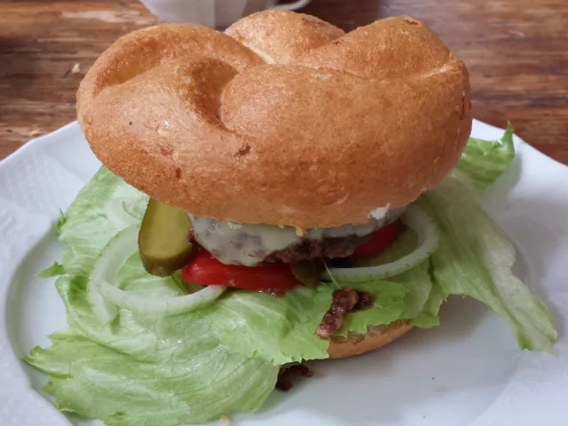 Steirischer Cheeseburger
