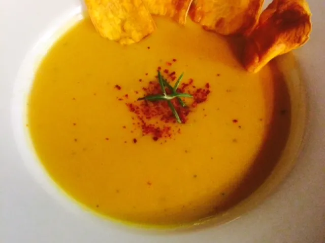 Pikante Süßkartoffelsuppe mit deren Chips