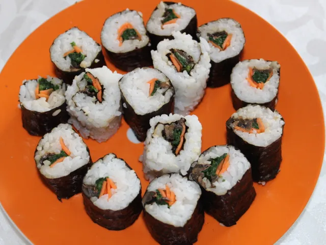 Sushi mit Champignons und Spinat