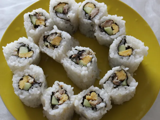 Sushi mit Omelett, Gurke und Sardine