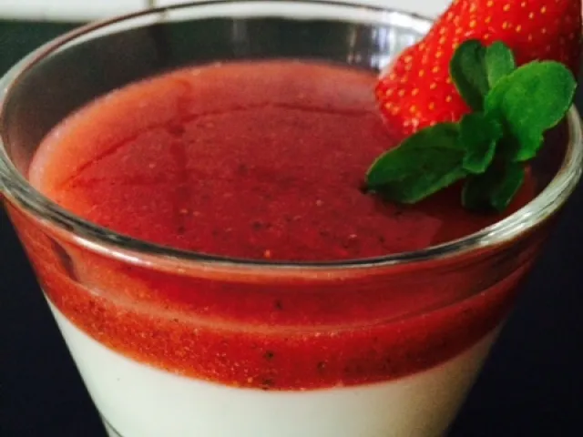 Topfen-Jogurt Creme mit Erdbeeren