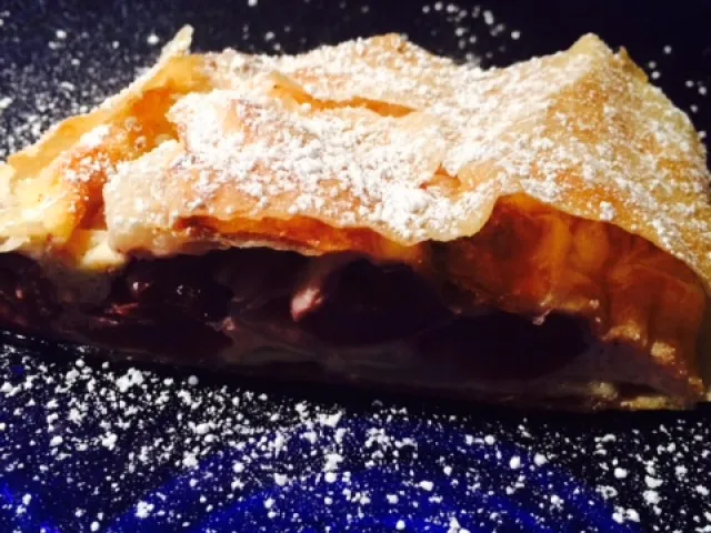 Kirsch Strudel mit Topfenfülle