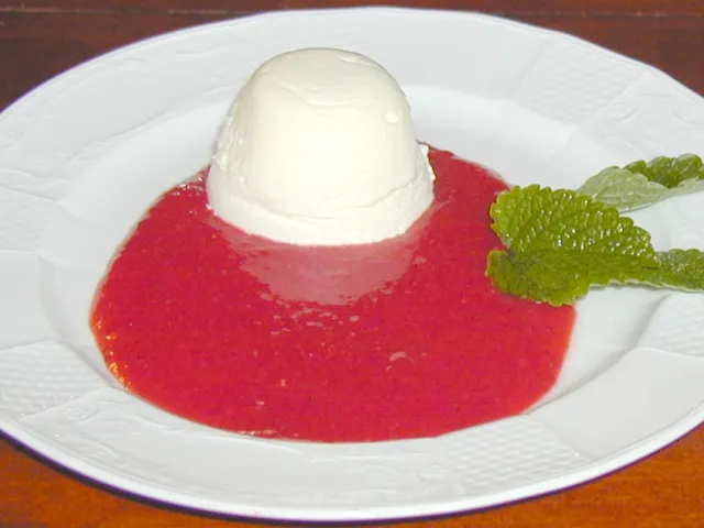 Topfencreme auf Erdbeerspiegel