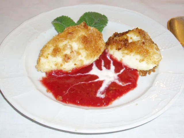 Topfennockerl mit Erdbeersauce