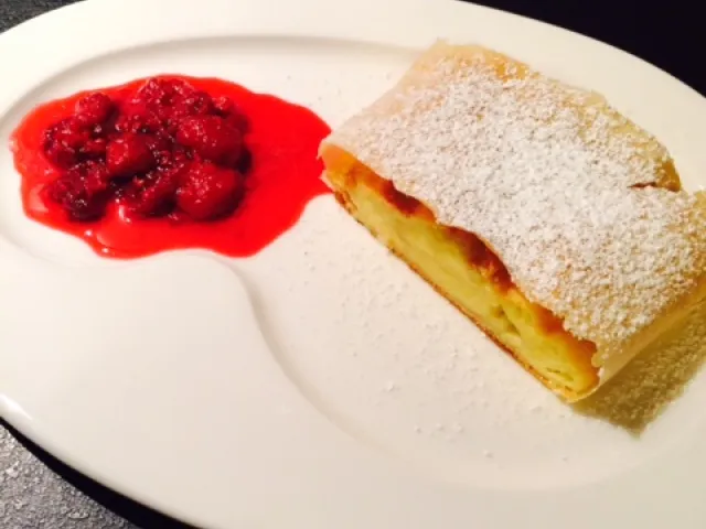 Topfenstrudel mit Fruchtsauce
