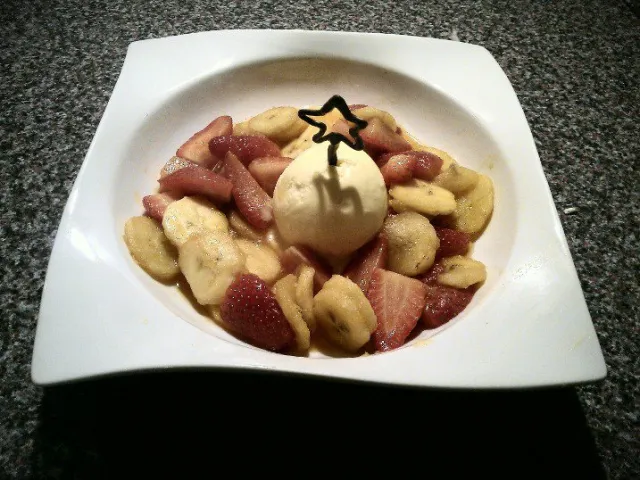 Vanilleparfait auf flambiertem Obst 