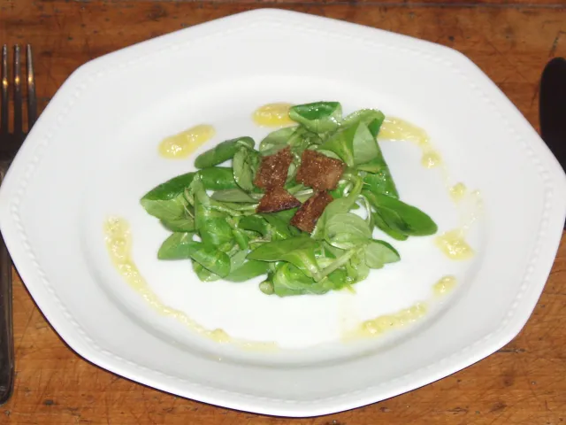 Vogerlsalat mit Erdäpfeldressing