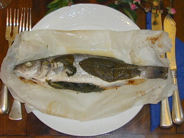 Wolfsbarsch (Branzino) in der Papierhülle