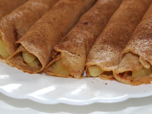 Zimtpalatschinken mit Äpfelfüllung