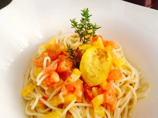 Nudeln mit Zucchini-Tomaten Sauce