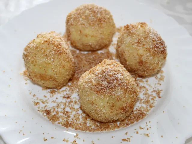 Zwetschkenknödel aus Kartoffelteig